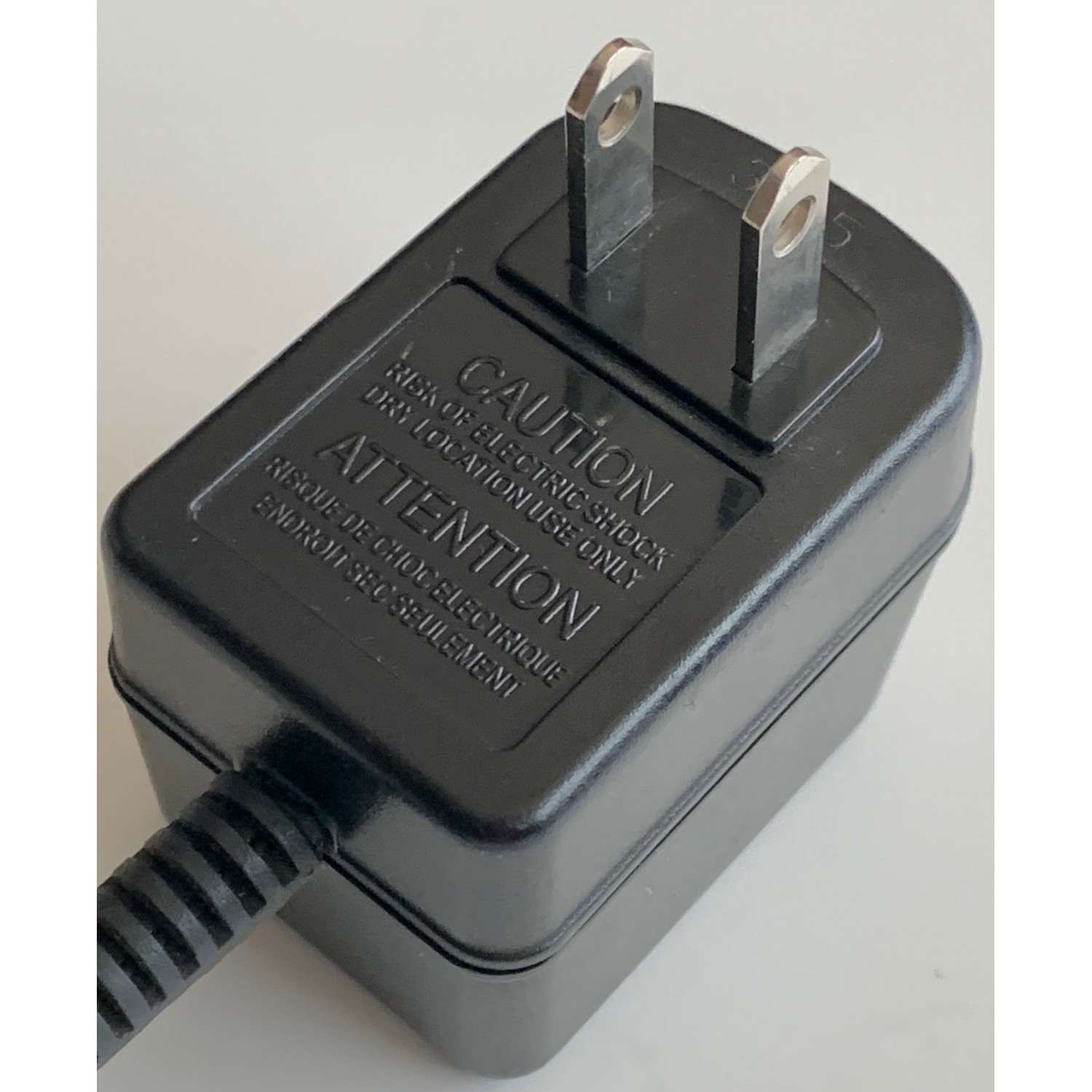 CARGADOR / ADAPTADOR DE FUENTE DE ALIMENTACION AC/AC / NUMERO DE PARTE KU1C-060-0300A / E349738 / 19JC / ENTRADA VCA 117V 60HZ 50MA / SALIDA VCD 6V 300MA / MODELO KU1C-060-0300A - Imagen 4